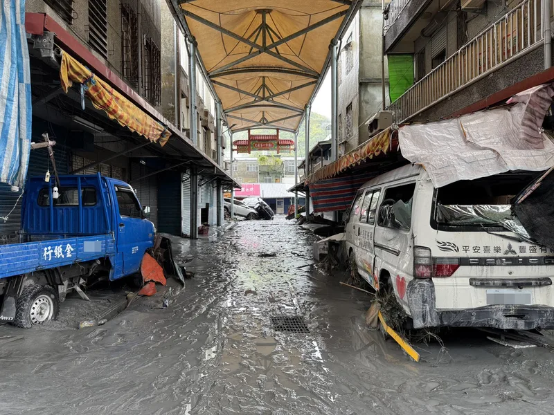 花蓮縣馬太鞍溪堰塞湖23日溢流，光復第一市場內淤泥堆積嚴重，四處也可看到車輛堆疊，滿地泥濘。中央社