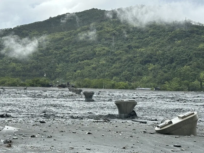 花蓮馬太鞍溪堰塞湖23日下午溢流，洪流挾帶大量土石沖刷，下游馬太鞍溪橋整座不見，目前還看得到橋墩，其中1座已傾斜。中央社