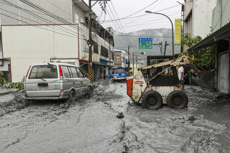 花蓮馬太鞍溪堰塞湖溢流,洪水沖斷橋梁,光復鄉部分地區淹水災情嚴重。圖為24日光復市區街道一片狼藉。中央社