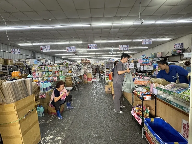 花蓮光復地區退水後滿地泥濘，24日車站前的超市內雖有淤泥仍開店營業，讓民眾購買雨鞋、鏟子及水桶等清理家園所需物品。店家表示，雨鞋銷量很好。中央社