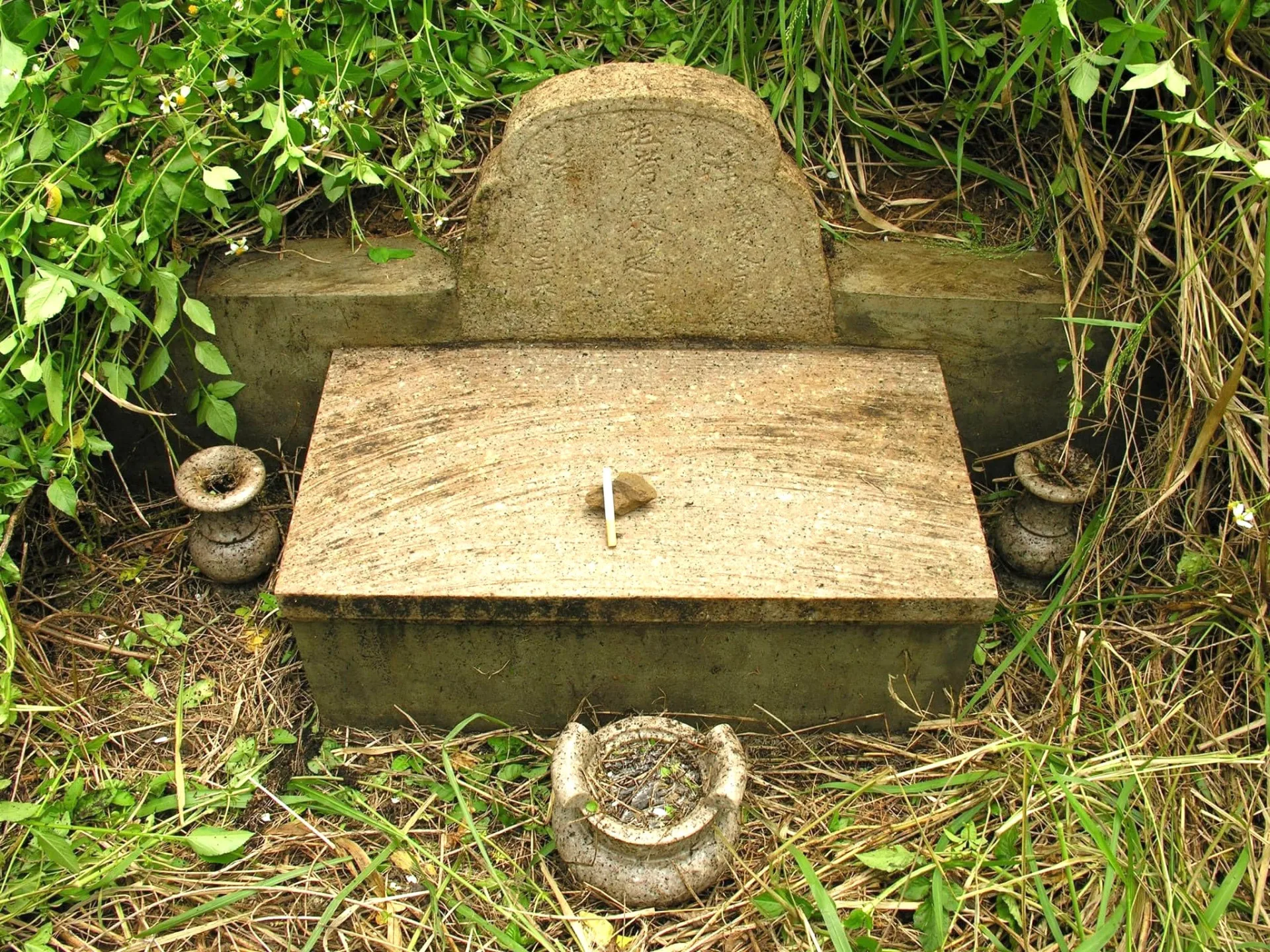 整修過的墓碑上註明彰州龍溪，連戰、林本源等政商名流同樣出身漳州龍溪，盧纘祥能在宜蘭崛起，或許也得益於這層同鄉關係。陳權欣攝