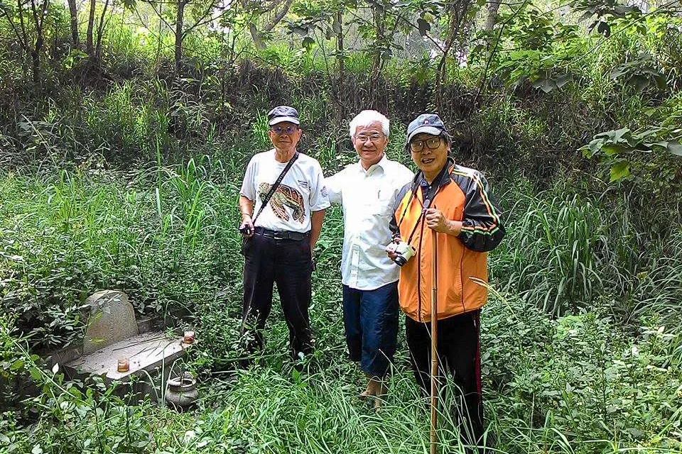 那天陪蔡仁堅等人，來到新竹交通大學光復校區內探勘此座歷經百年卻無人能夠撼動的古墓。陳權欣提供