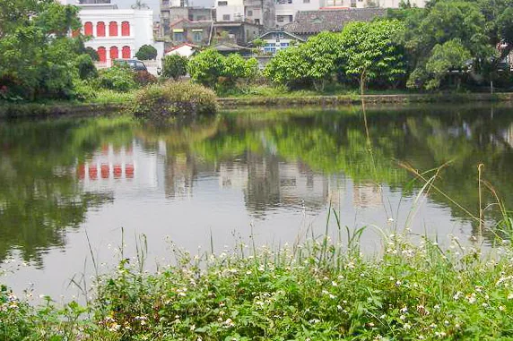 追尋盧纘祥先祖足跡，遠到宜蘭頭城老街，拜訪前立委盧逸峰住宅，（左邊紅白牆西式建築為前立委盧逸峰所建，地方人士稱為「白宮」老宅前還有一座風水大池塘。陳權欣攝