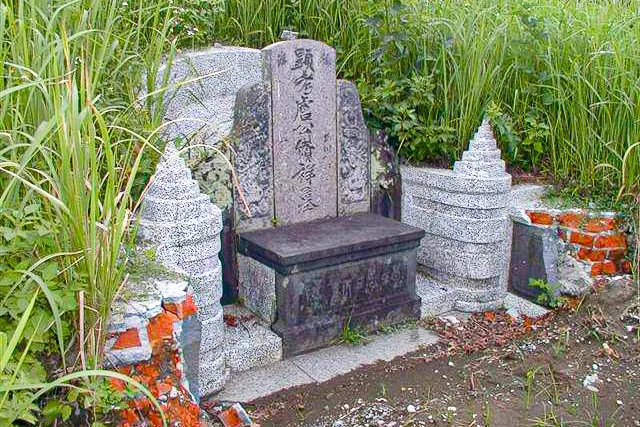 位於宜蘭頭城頂埔里的盧纘祥墓園，但因家族敗落，墓園遭受破壞。墓臂與圍牆被人鏟除，地方人士無不唏噓。陳權欣攝