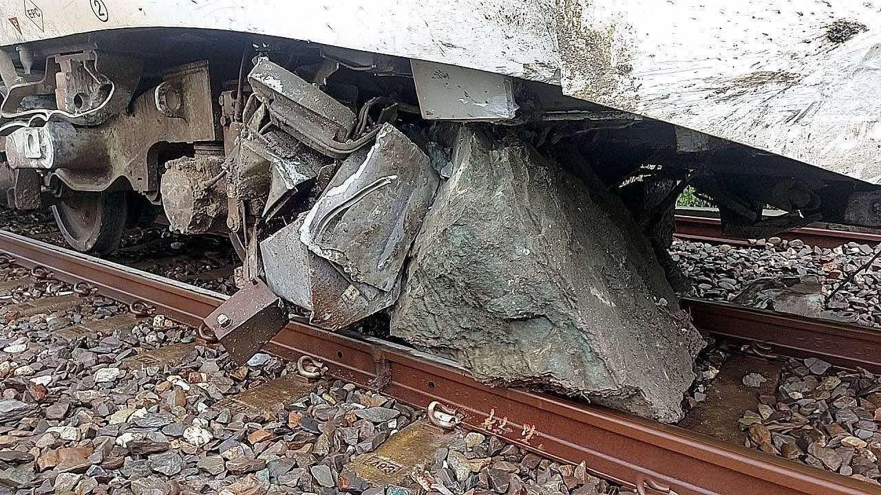 423次新自強號在山里到鹿野間撞擊土堆，列車兩軸出軌。