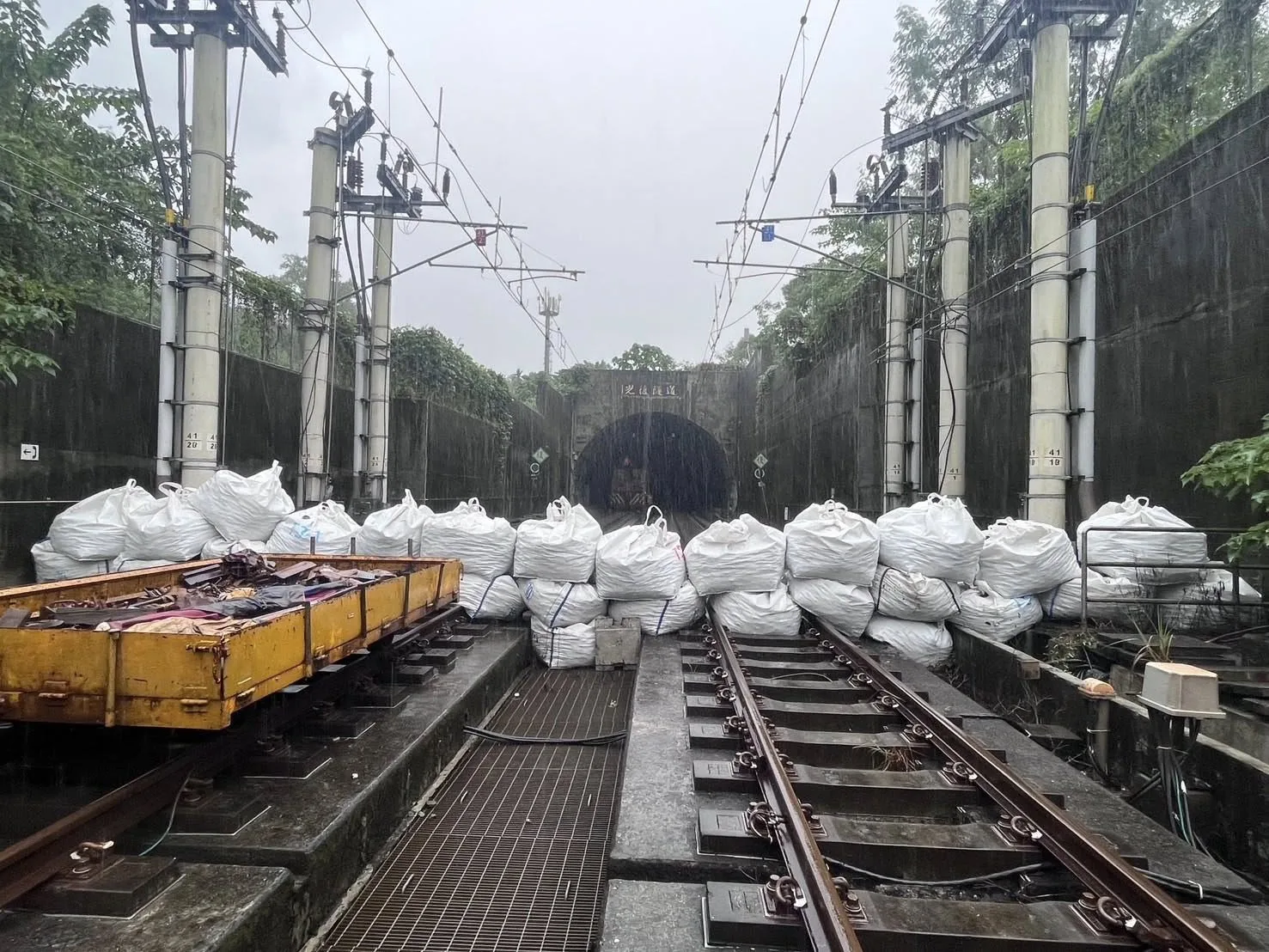 台鐵同仁在入口處也堆置太空包,這段河底隧道安然無恙,也沒有進泥水。圖取自沈慧虹FB