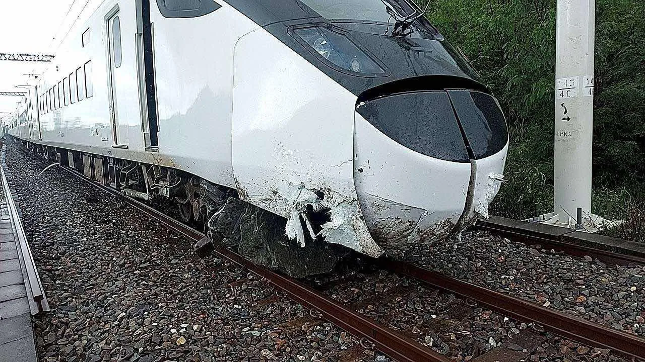 423次新自強號在山里到鹿野間撞擊土堆，列車兩軸出軌。