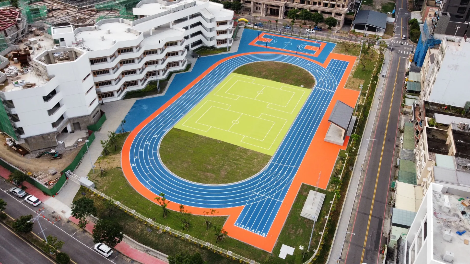 文興國小一期運動場全景,提供學生安全的戶外活動空間。竹縣府提供