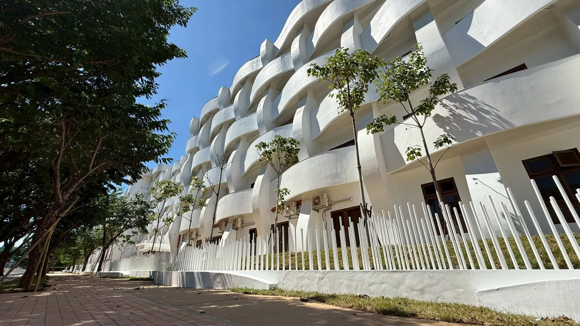 文興國中校舍外觀,新建校舍現代化設計。竹縣府提供