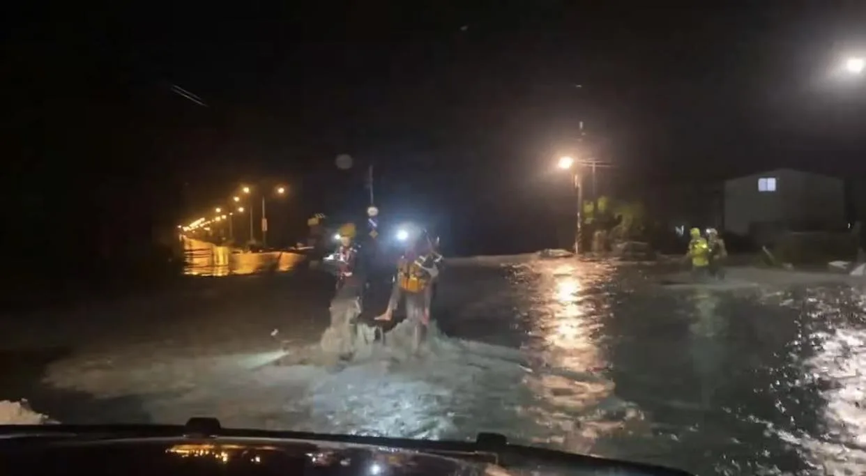 臺東救難隊深夜徒步背出8名受困災民。