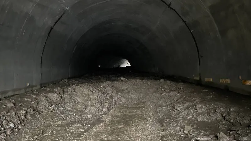 南橫公路台東端向陽至初來段多處坍方及土石流，彩霞隧道灌入泥漿與土石，整個路段預計25日傍晚搶通。關山工務段提供