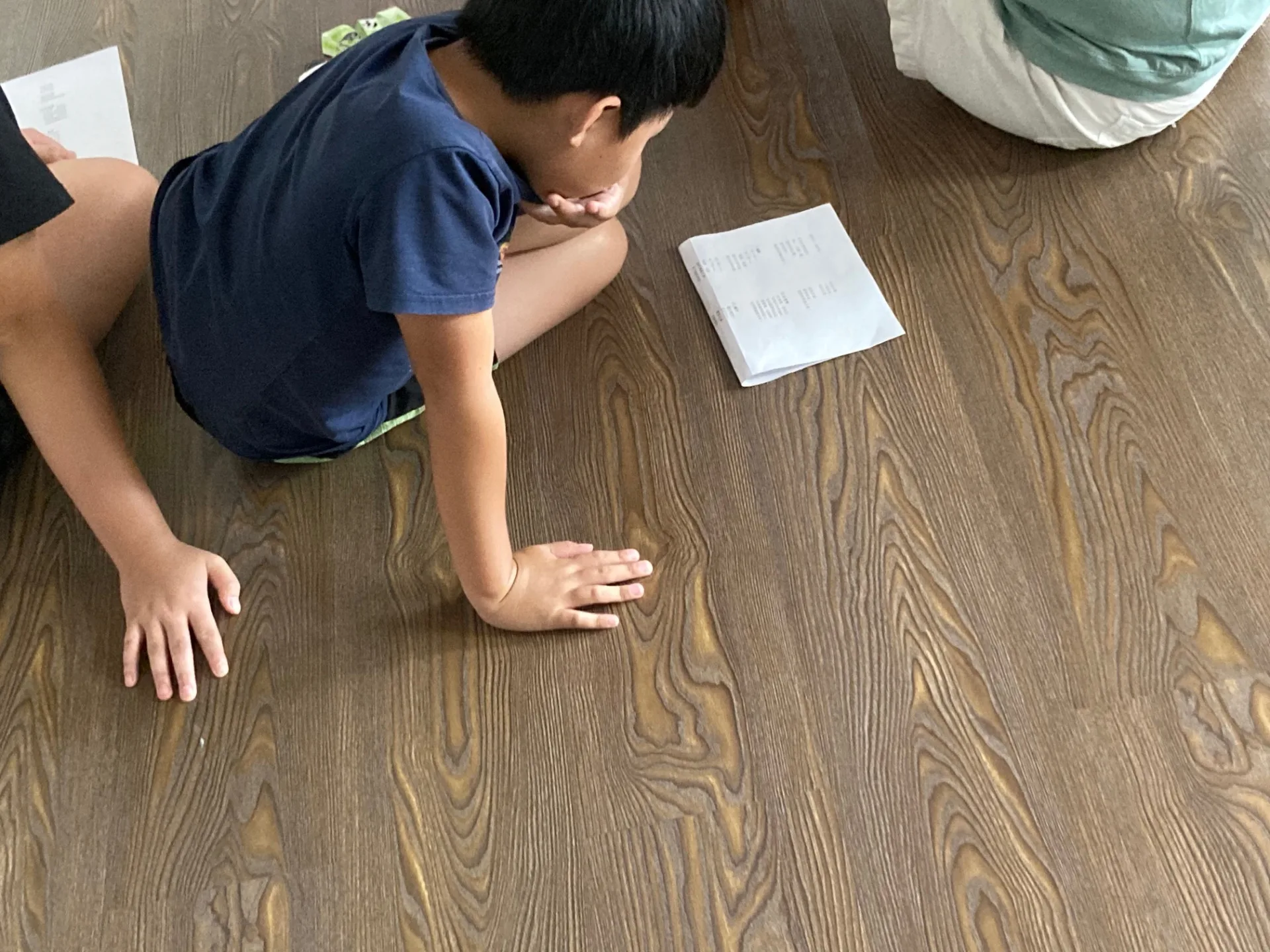 孩子們全神貫注跟隨童謠節奏輕快吟唱。