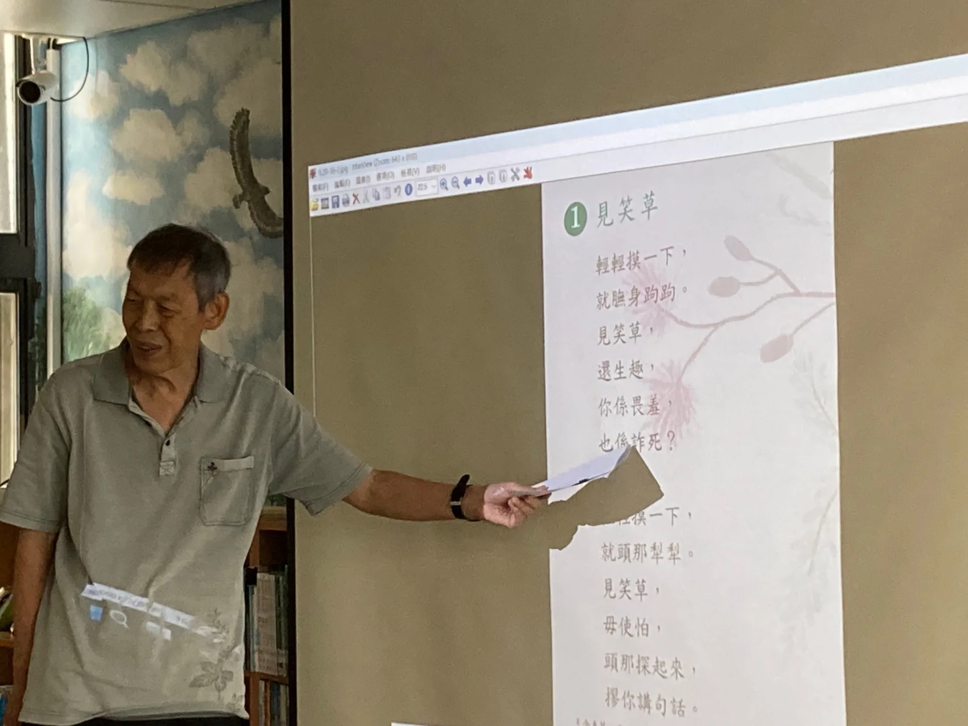 作家馮輝岳帶來多首客家童謠，現場引領孩子們齊聲朗誦。