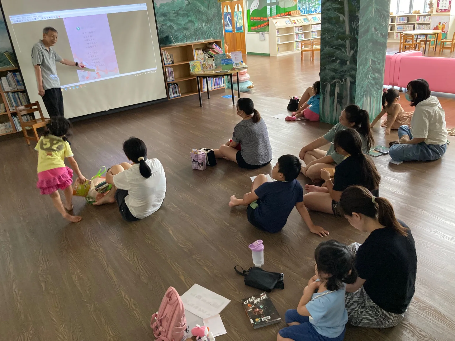 孩子們跟隨童謠節奏輕快吟唱，稚嫩聲音在室內迴盪。