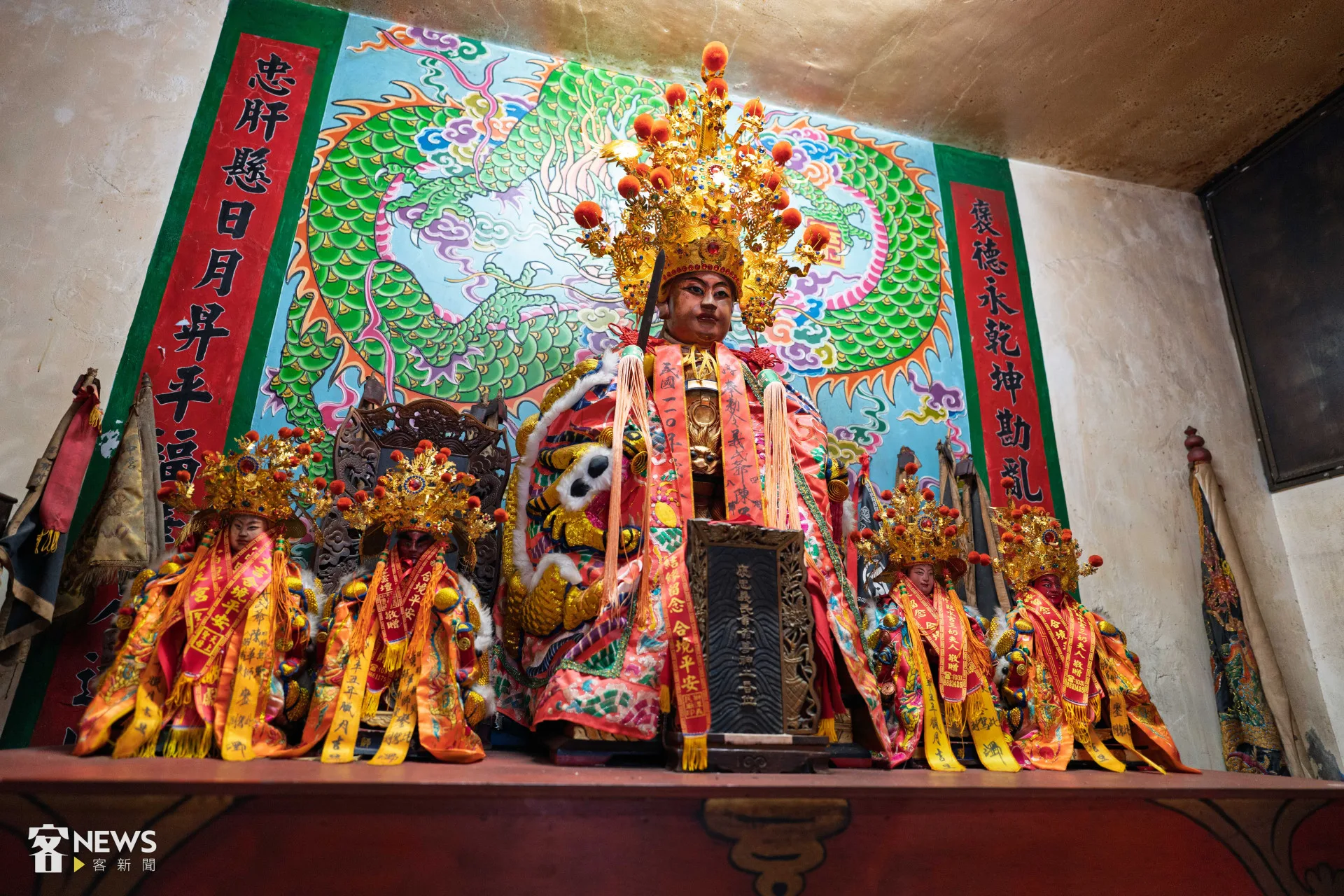 竹田義民亭的義民爺金身不只一座,坐在主位的是陳軍師。李台源攝