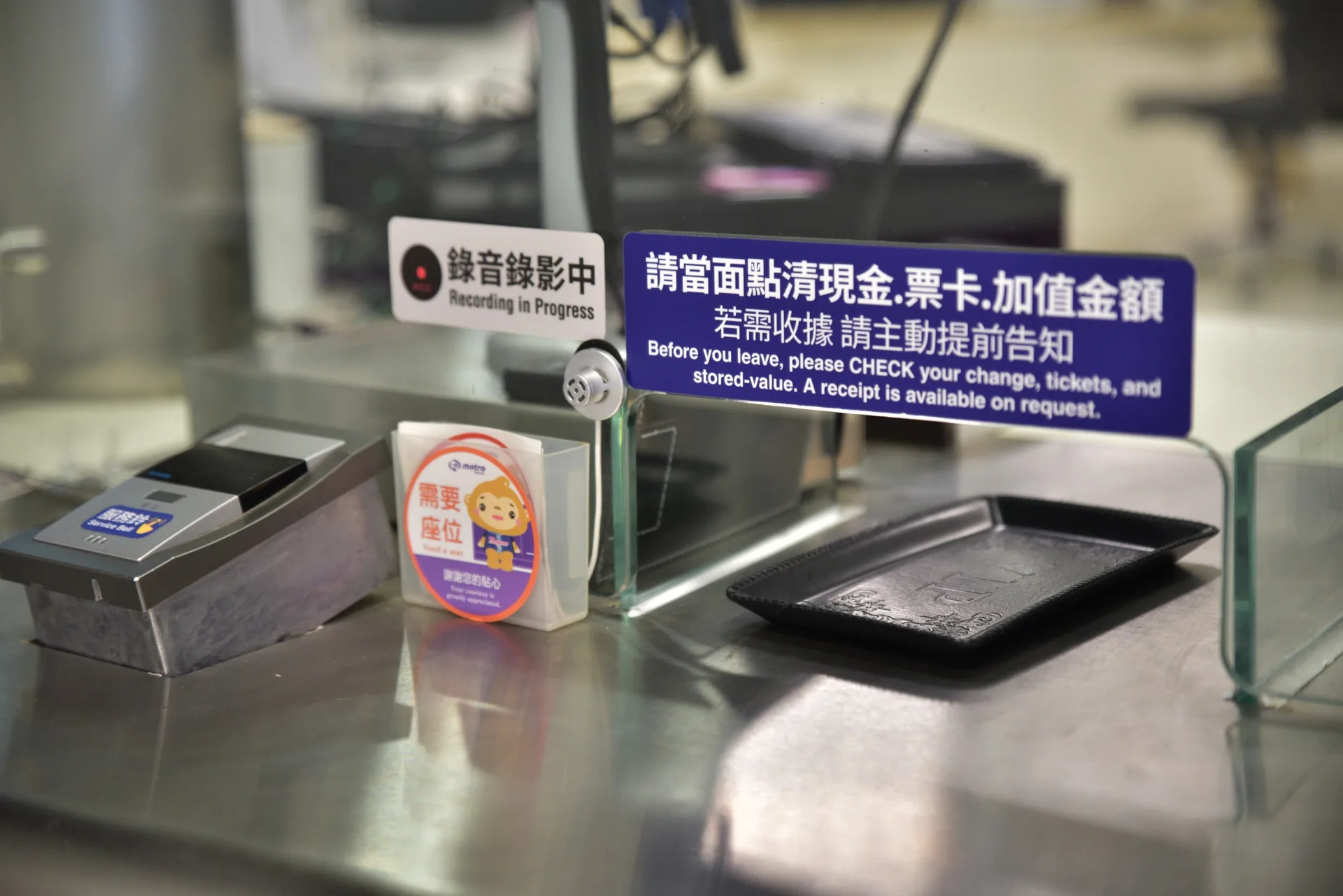 旅客可於詢問處索取「需要座位」貼紙，讓「不好意思開口」的人，也能安心獲得幫助。桃捷提供