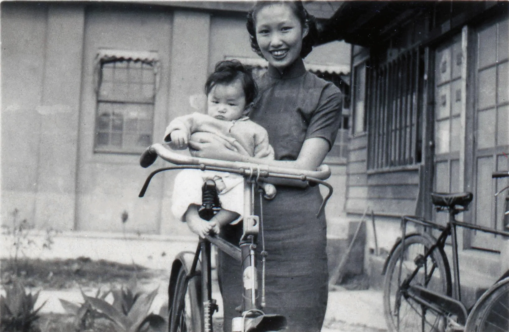 江光大還襁褓時與母親合影。彭文銘、江光大提供