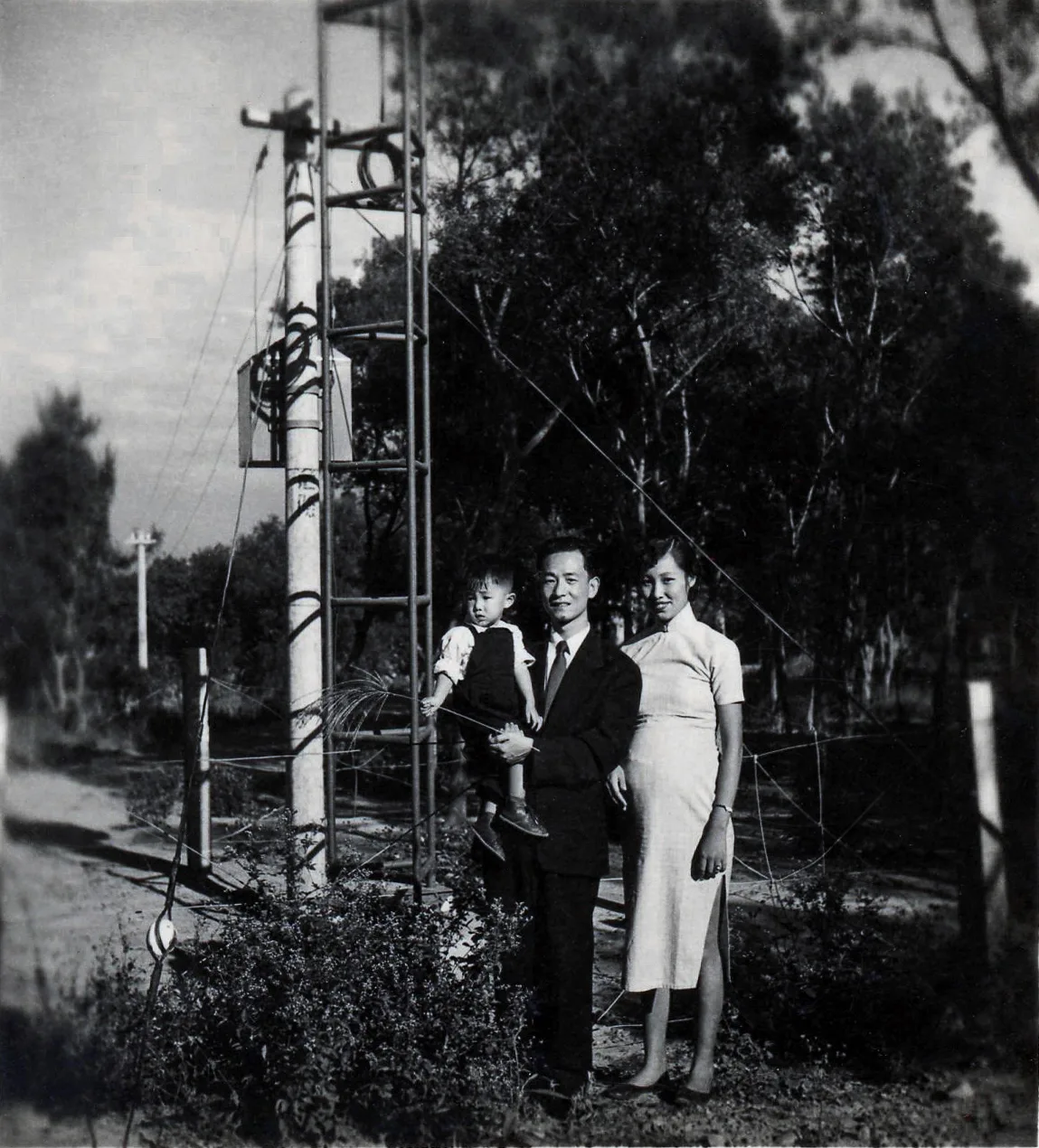 江平成、曾雲珍夫婦在苗栗將軍山中廣苗栗台電塔前，手抱幼年的江光大，曾雲珍那時也身懷六甲。彭文銘、江光大提供