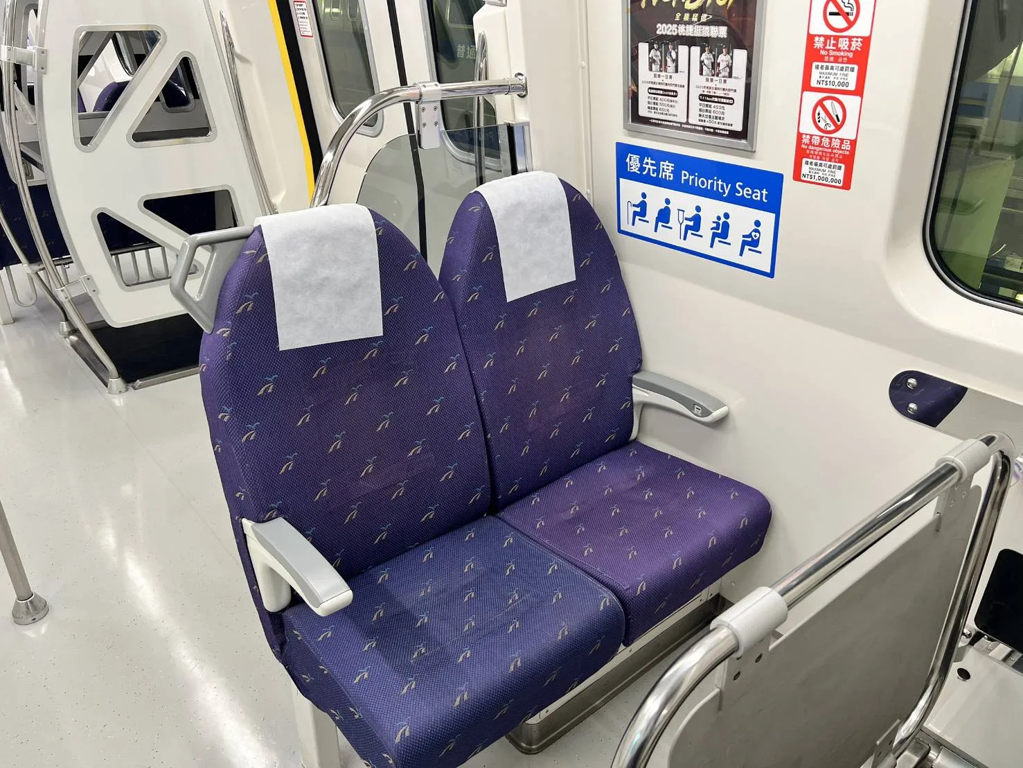 桃捷公司表示，配合交通部法規，已於15日全面完成31列車優先席圖示更新。桃捷提供