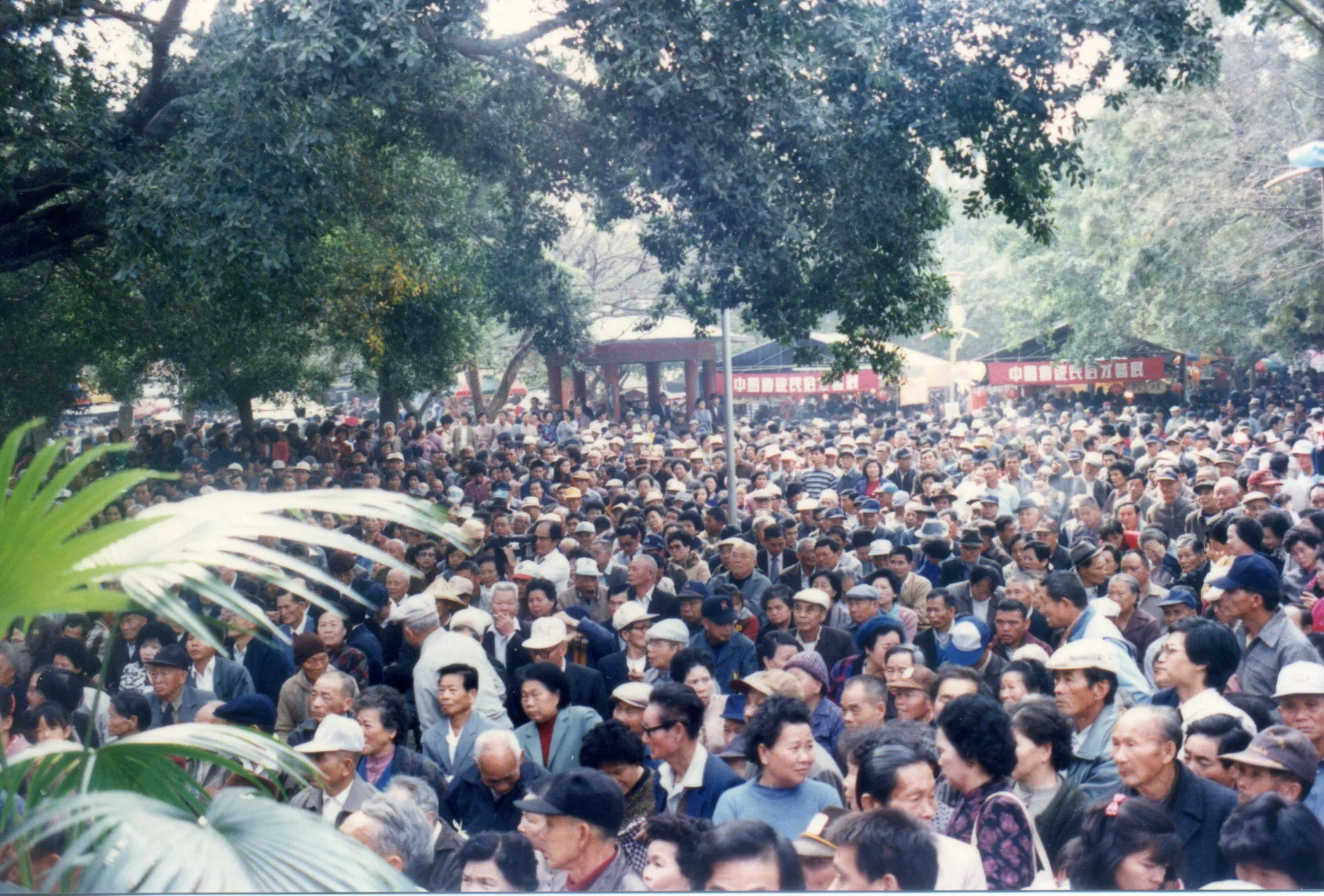 竹東山歌比賽人山人海。比賽的人是不唱山歌心不爽，我們是不聽山歌心不爽。楊國鑫攝