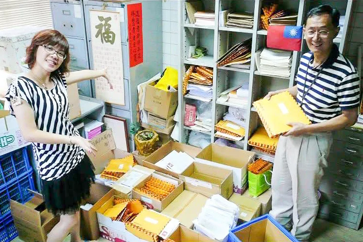 江光大與主持人許千蕙處理回覆海外廣大聽友的來信。江光大提供