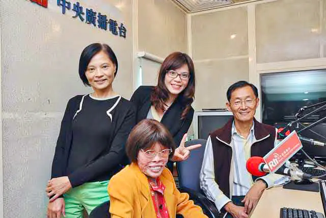 江光大曾6次邀請「穿山甲人」張四妹上節目，是他最敬佩的生命鬥士。後左一、二是主持人劉玉嬌、許千蕙。江光大提供