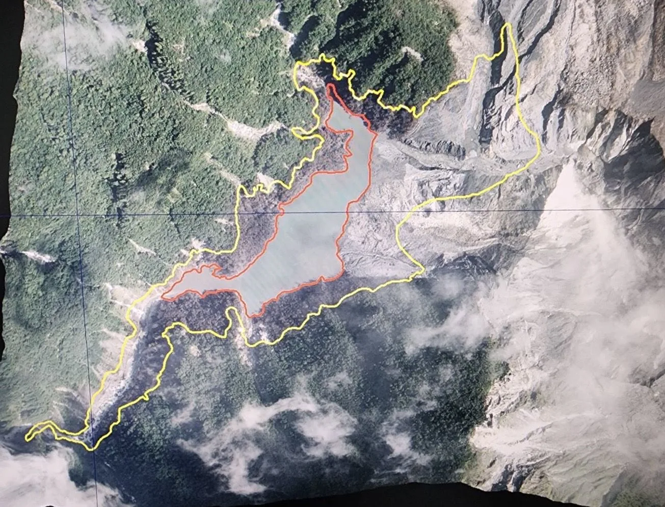 黃線:溢流前堰塞湖湖面範圍。<br />紅線:溢流後堰塞湖湖面範圍。