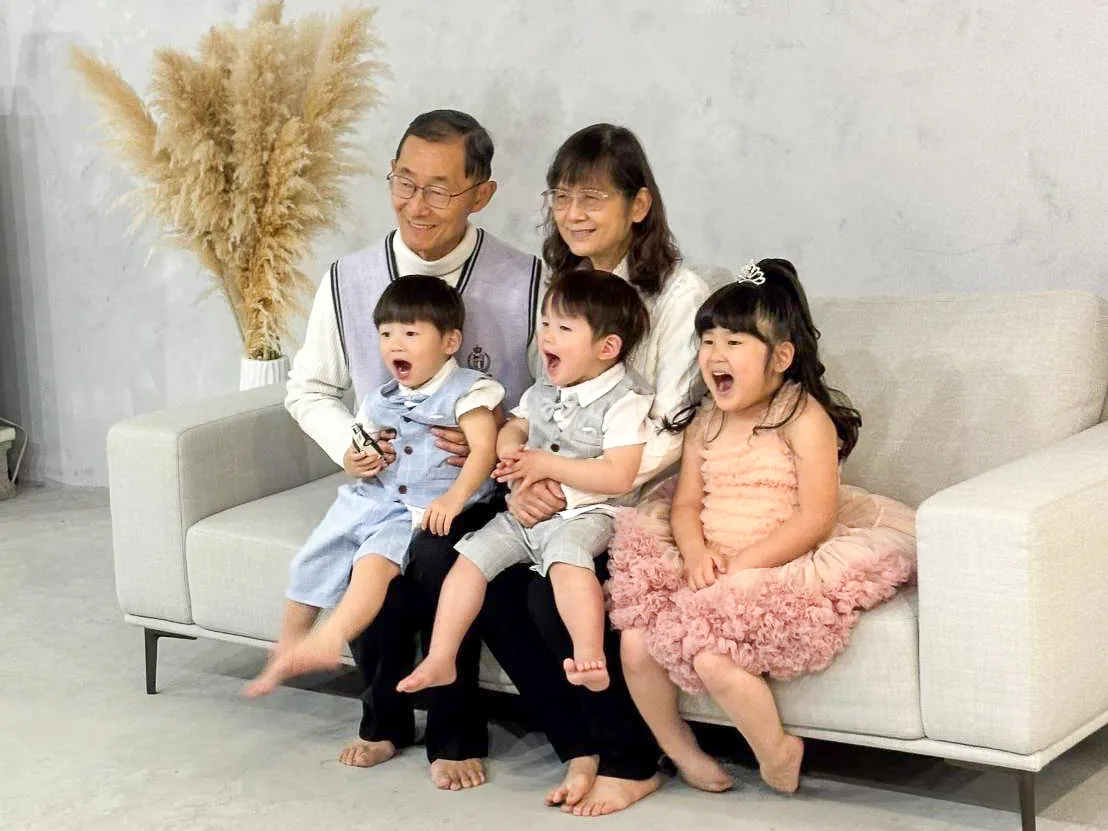 江光大、丁香艷夫婦與三位外孫子女合影，享含飴弄孫之樂。江光大提供