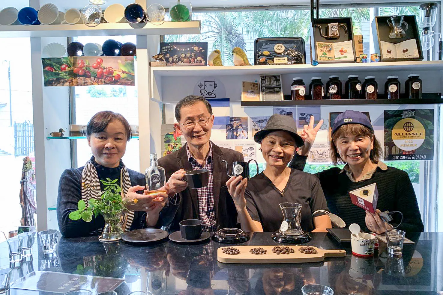 江光大與中央廣播電台客語節目主持人黃玉美（右一）、劉玉嬌（右二）、劉惠月（左一）合影。江光大提供