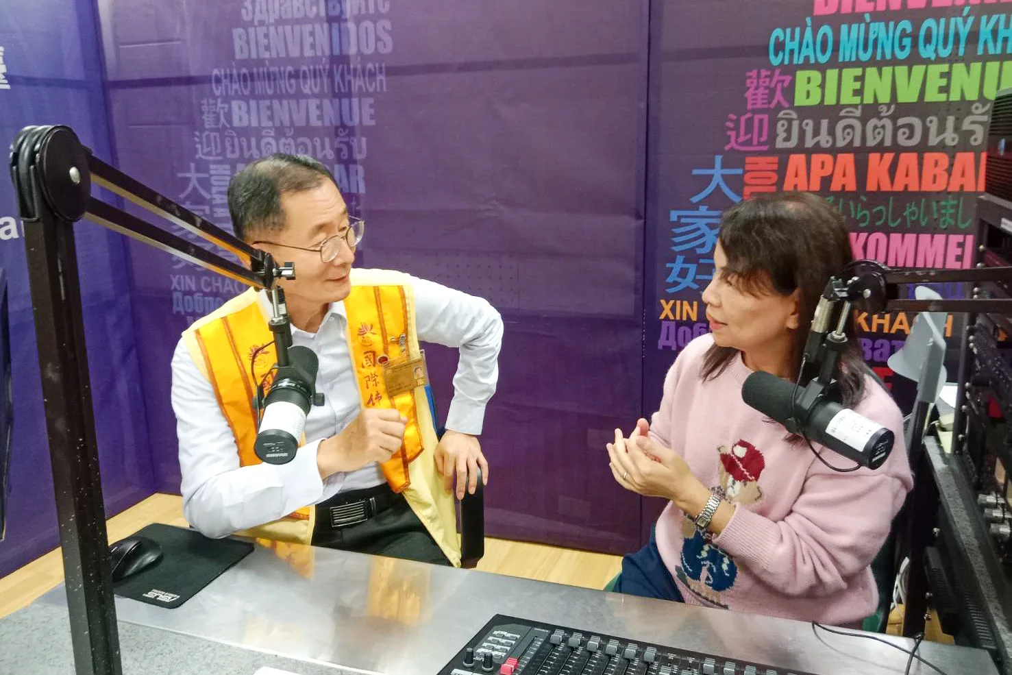 江光大擔任佛光會台北分會會長，接受接他中央廣播電台導播的黃玉美訪問。江光大提供