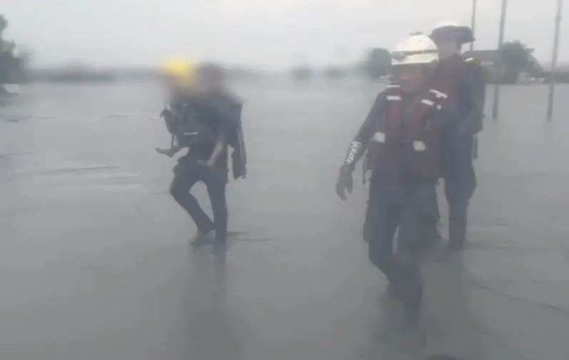 6歲女童小沂獲救後,消防人員背著女童徒步回到車上。翻攝畫面