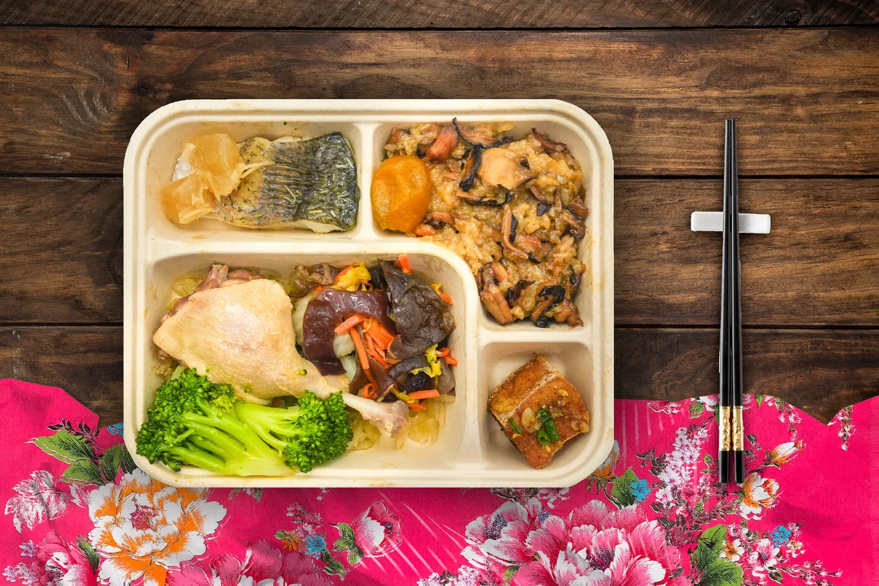 聯名便當採用客家餐廳常見的「酸菜鴨腿」及「鹹冬瓜鱸魚」海陸雙主菜設計。台鐵提供