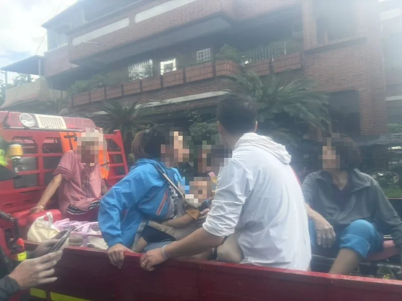 花蓮馬太鞍溪堰塞湖發生溢流,洪水淹進光復鄉等地,造成嚴重災情,屏東縣消防局23日晚間整裝趕赴支援,救出多名受困者,並以車輛將人送往安全處。屏東縣消防局提供