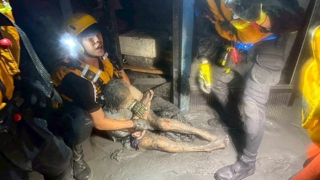 台東縣消防局馳援花蓮堰塞湖潰流洪水救災,23日晚間在光復鄉1民宅門口發現1名長者渾身是泥,但意識清楚、些許失溫無外傷,幸消防人員搜索過程中即時發現救出安置。台東縣消防局提供