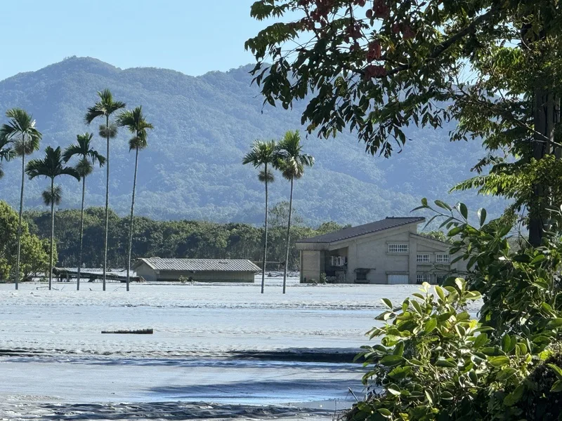 花蓮馬太鞍溪堰塞湖23日溢流釀災,搜救人員25日上午在光復鄉佛祖街清除道路淤泥,距離最近民宅約300公尺、最遠近1公里,約有5至7戶民宅待救。中央社