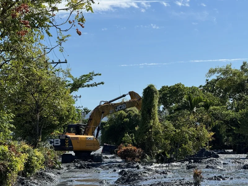 花蓮馬太鞍溪堰塞湖23日溢流釀災,搜救人員25日上午8時起,出動大型機具至光復鄉佛祖街清除道路淤泥。中央社