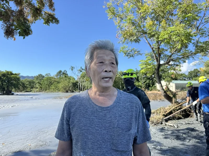 花蓮馬太鞍溪堰塞湖23日溢流釀災,住在光復鄉佛祖街85歲王姓婦人返家休息卻遇大水罹難,家屬無奈等候,盼盡快將遺體移出。中央社