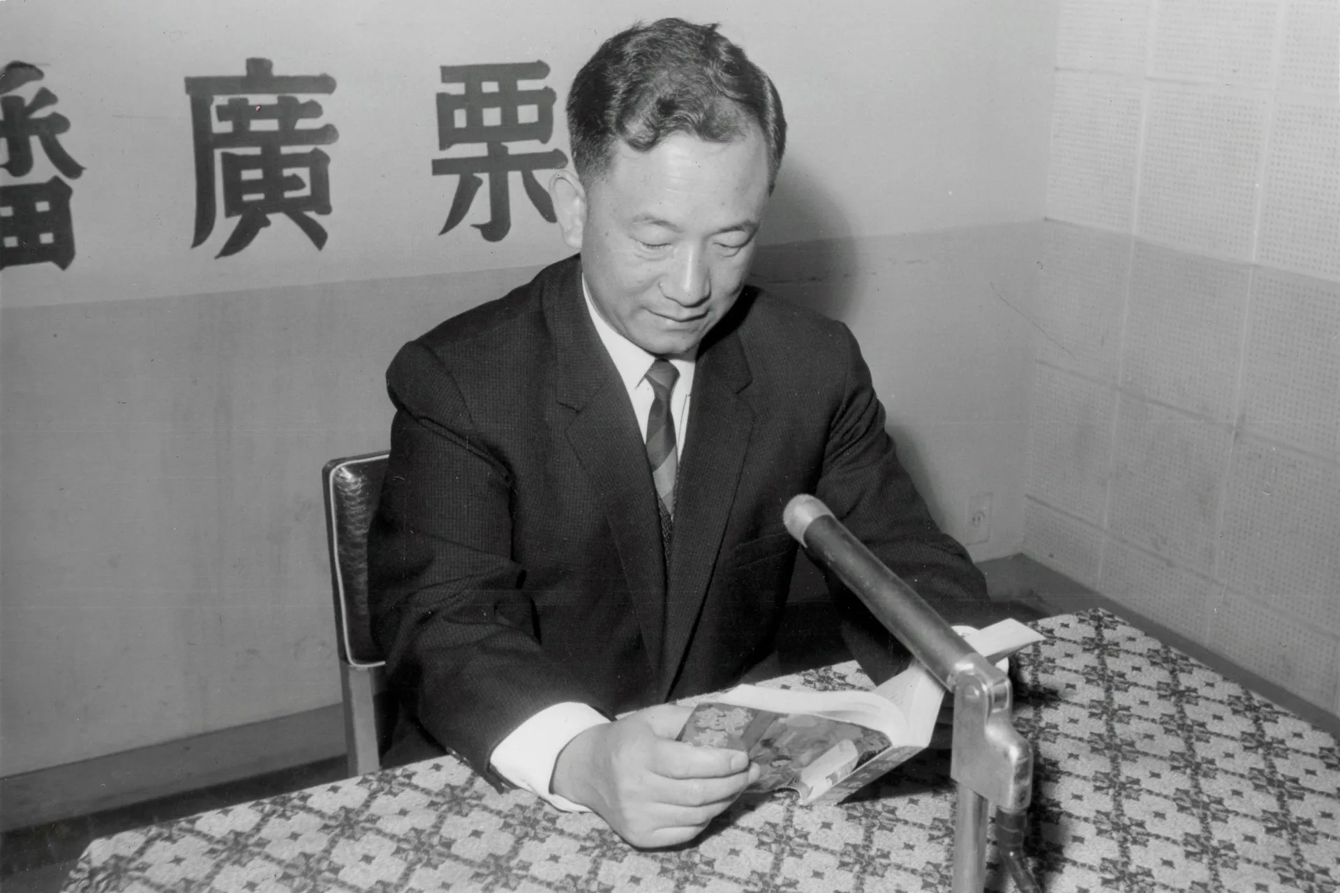 江平成開啟台灣客語廣播先河，年輕時在中廣苗栗台主持講古節目，早年蔣經國、李登輝總統的「除夕夜話」春節賀詞，客語也由他錄製，後再由兒子江光大接棒。彭文銘、江光大提供