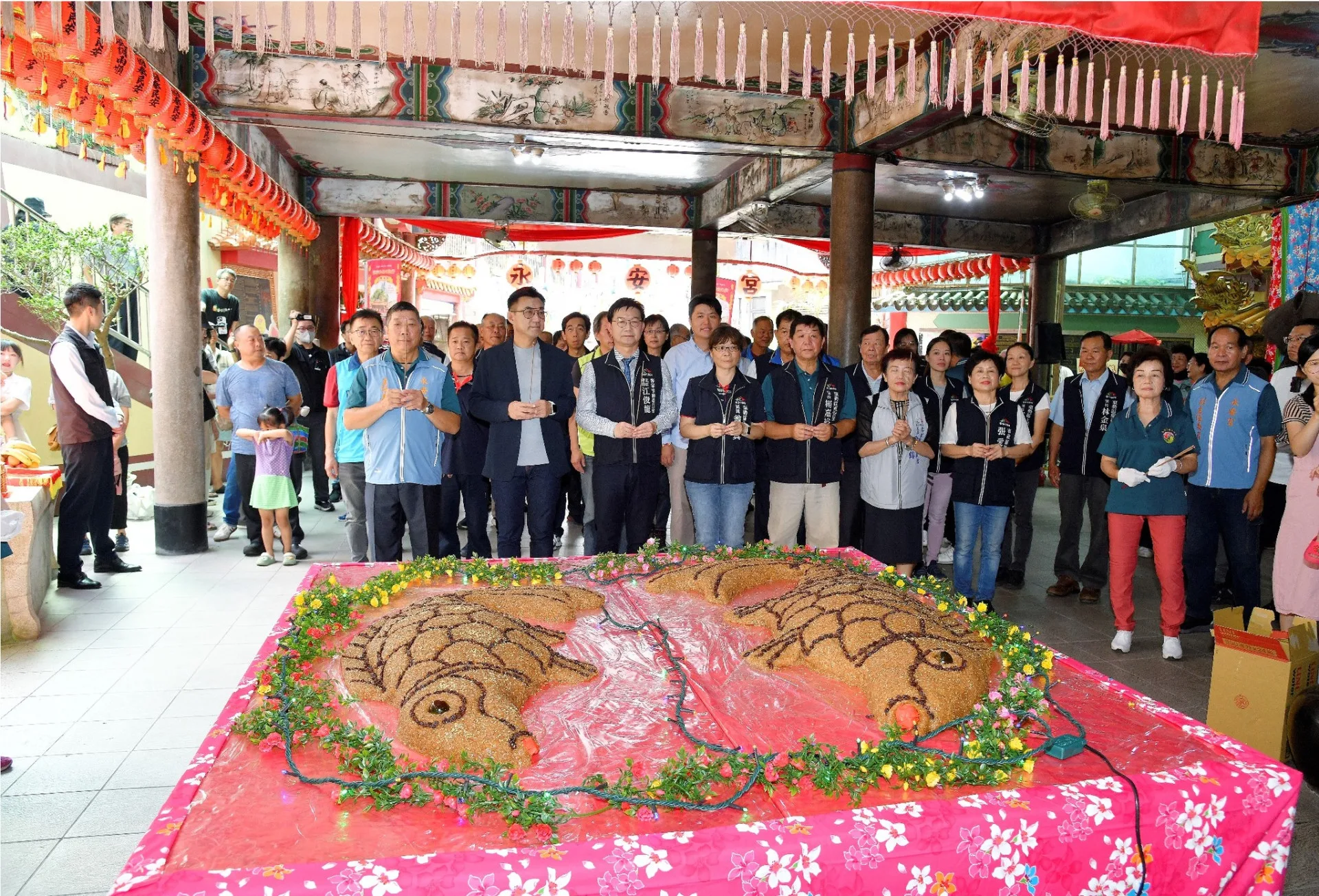 圖為2024年中東勢鯉魚伯公文化祭的超大型鯉魚米糕。東勢區公所提供