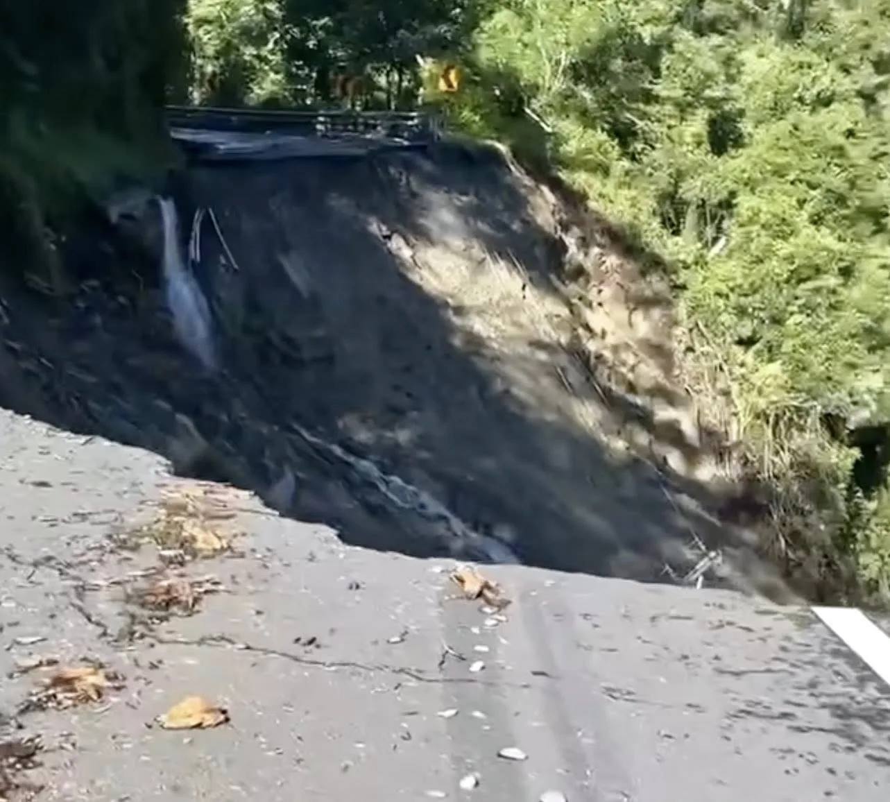 樺加沙颱風在台東出現災情，海端鄉霧鹿村及利稻村處於斷路、斷電、斷網。翻攝自伍麗華FB