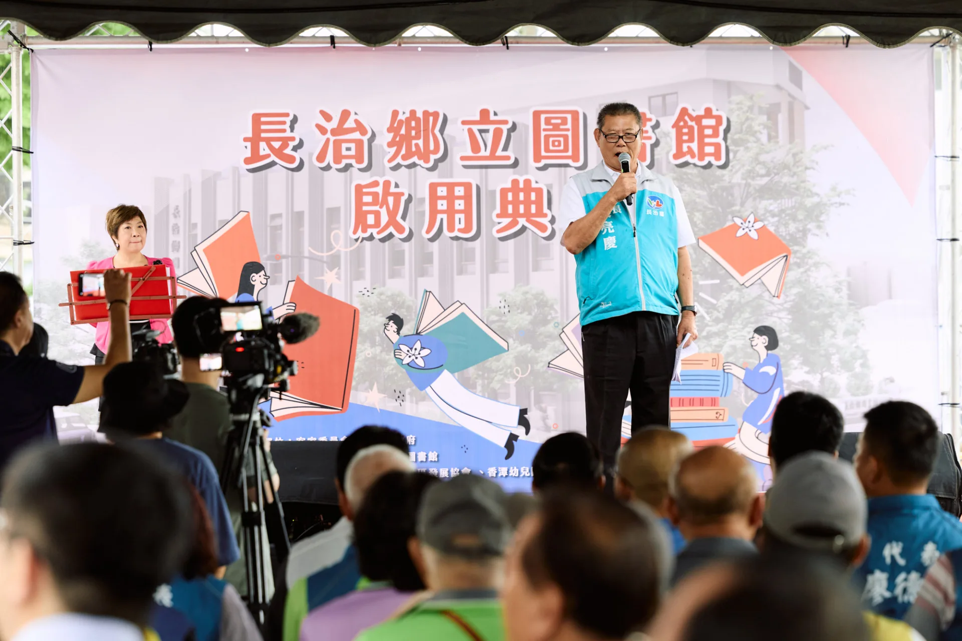 長治鄉鄉長吳亮慶說，館內充滿客庄意象，讓每一次踏入館內，都像回到熟悉的家。客家委員會提供