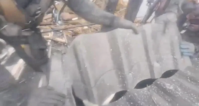 屏東縣搜救人員切開鐵皮屋頂時,聽到6歲女童小沂回應「我在這裡」,搜救人員都很振奮。翻攝畫面