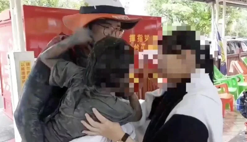 屏東縣消防局搜救人員切開鐵皮屋頂,聽到6歲「小沂」回應「我在這裡」,獲救後,將女童交給女童母親。翻攝畫面