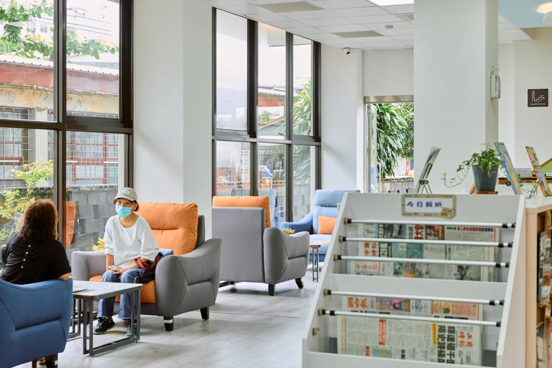 翻新後的長治鄉立圖書館，內部軟硬體全面升級。客家委員會提供