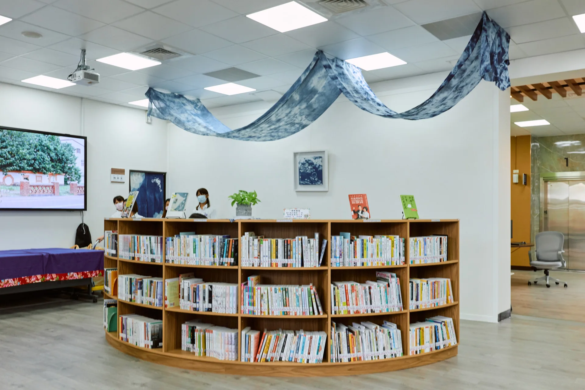 長治鄉立圖書館內部運用藍染呈現客家意象。客家委員會提供