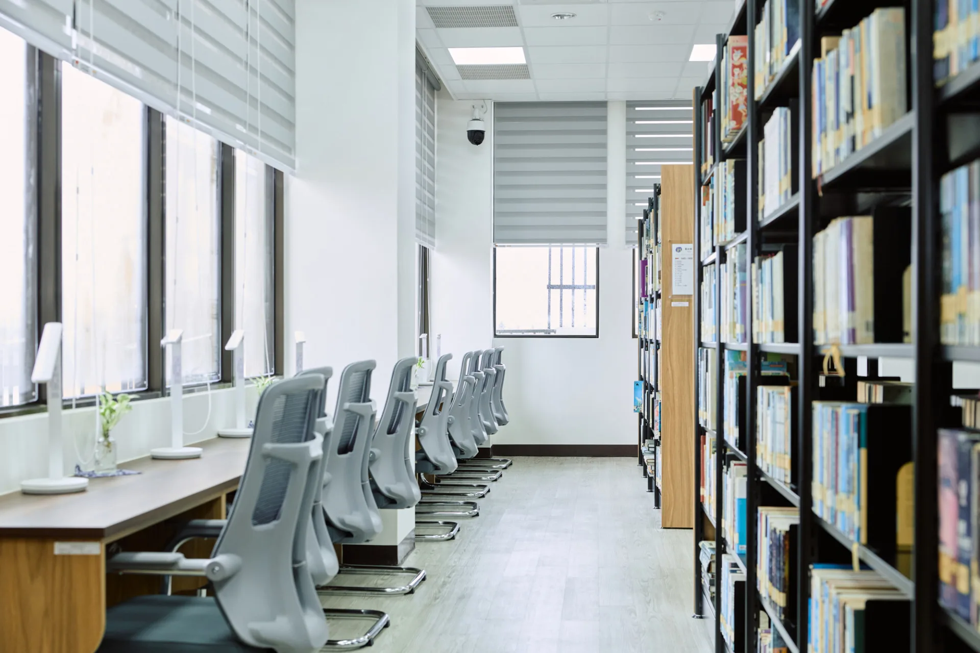 翻新後的長治鄉立圖書館，內部軟硬體全面升級。客家委員會提供