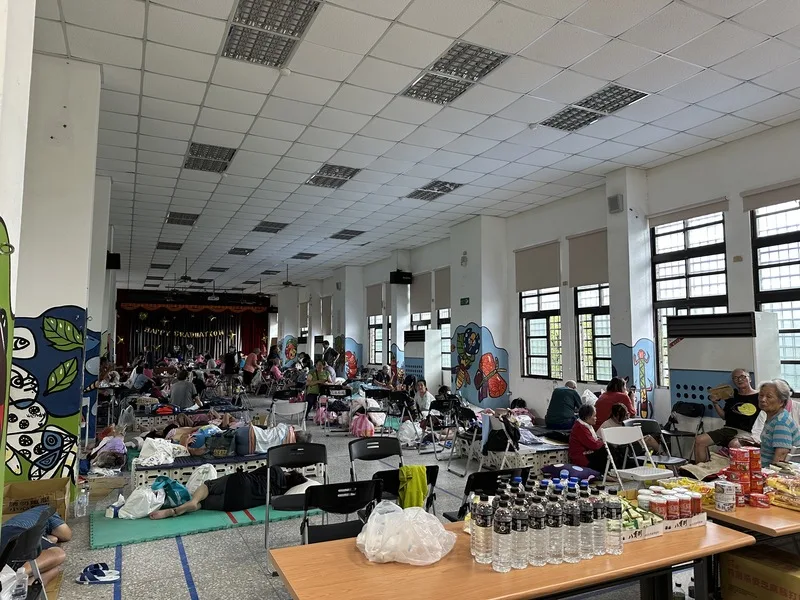 花蓮馬太鞍溪堰塞湖溢流,光復鄉受創嚴重。對於撤離執行不力的批評,花蓮縣政府表示,這次新創「垂直避難」,讓很多人自認家中夠安全,無法強迫。圖為光復鄉大進國小收容中心情形。中央社