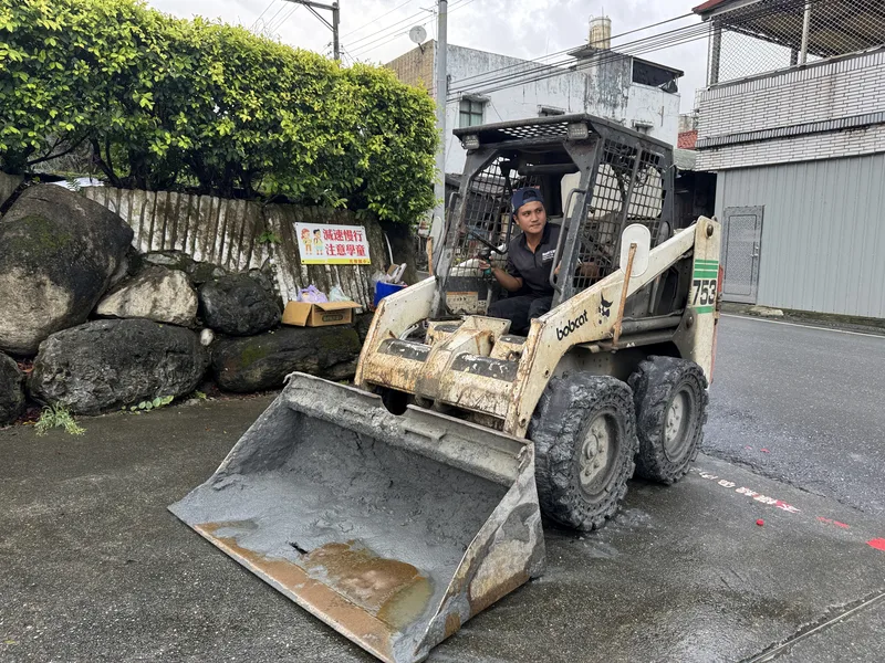 花蓮馬太鞍溪堰塞湖溢流,大水淹入光復鄉市區,Fata’an部落族人戴柏軍(圖)從基隆趕回,24日凌晨就開著自備機具及車輛投入救援,到下午都沒有闔眼。中央社