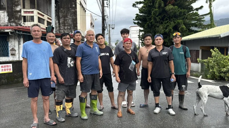 花蓮馬太鞍溪堰塞湖23日溢流,造成光復地區多處淹水。Fata’an部落組成50多人自救隊,自備機具及車輛,深入部落各戶協助救援。中央社