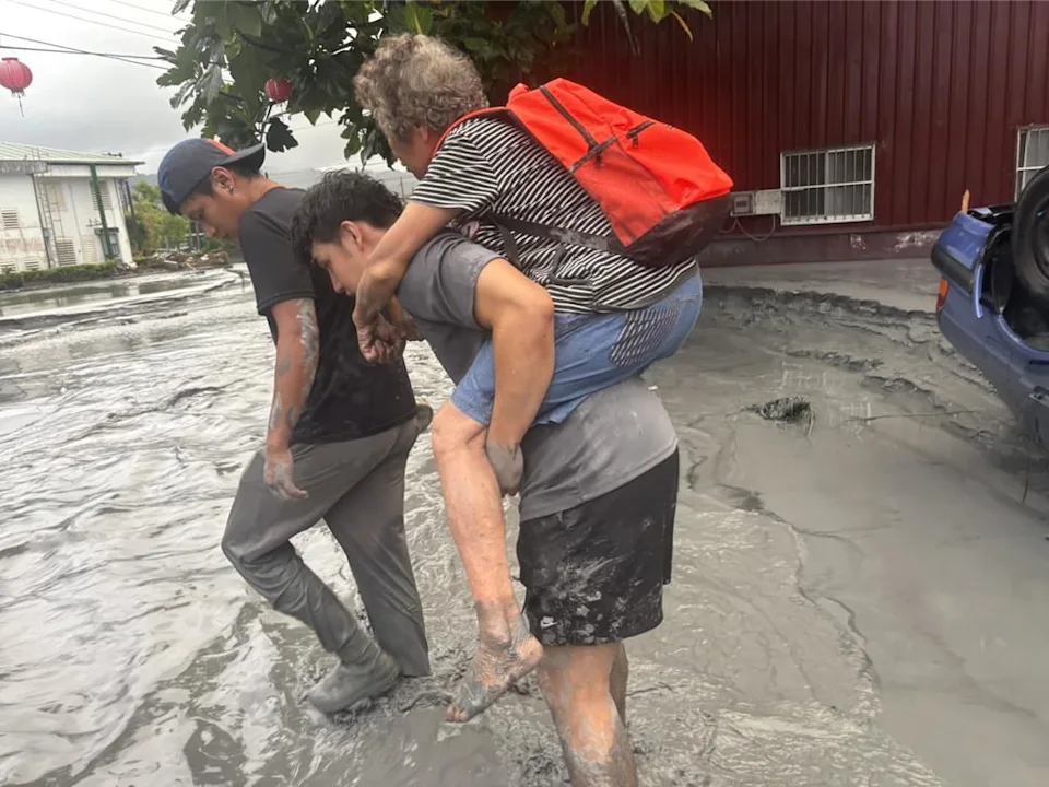 部落青年組成臨時救援小隊,漏夜背著長輩、載著鄰居,把大家一個個送到安全的。戴柏軍提供